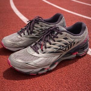Mizuno Gray Running Shoes with Purple Laces and Pink Accents